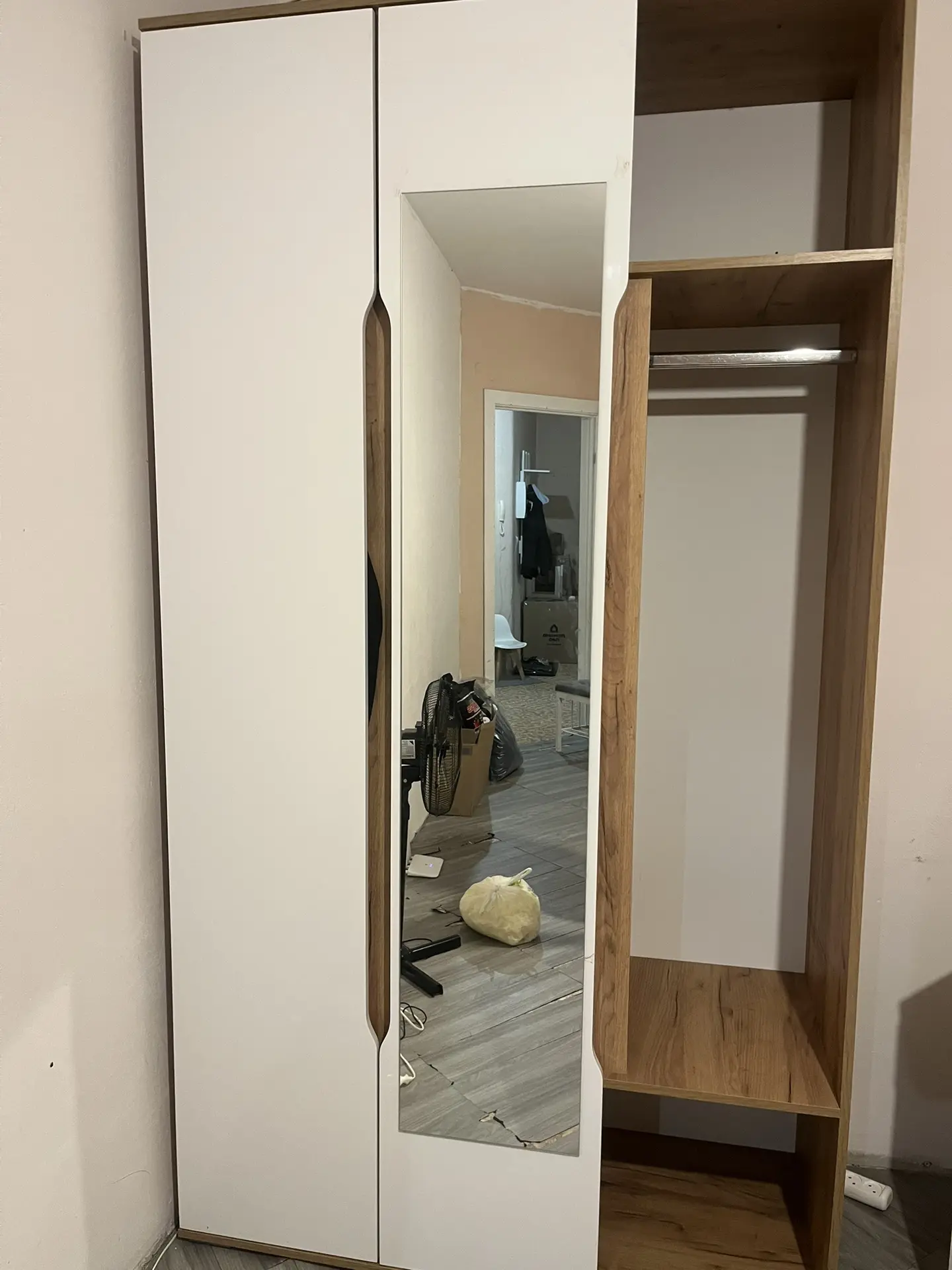 Продается шкаф , В идеальном состоянии, на фото 1 дверца снята , шкаф уже в разобранном...