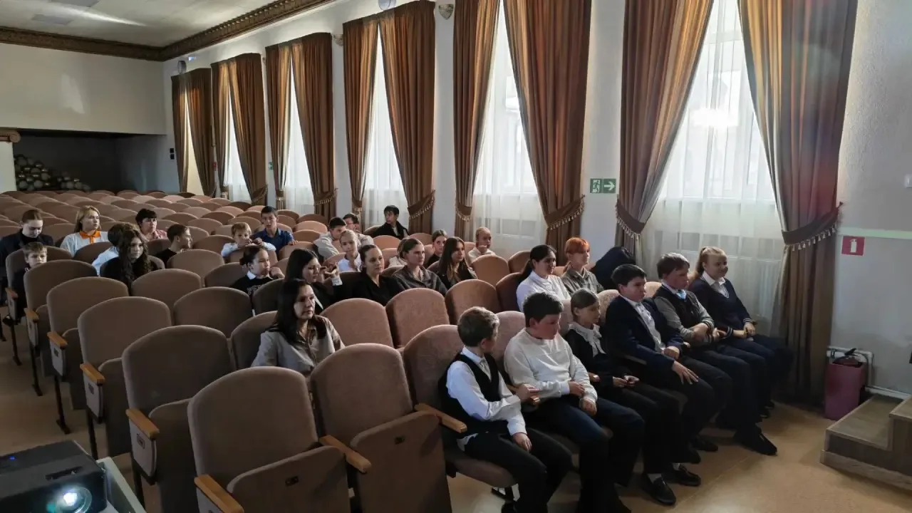 В Доме культуры х. Садки состоялся урок мужества под названием «Они сражались за Родину...