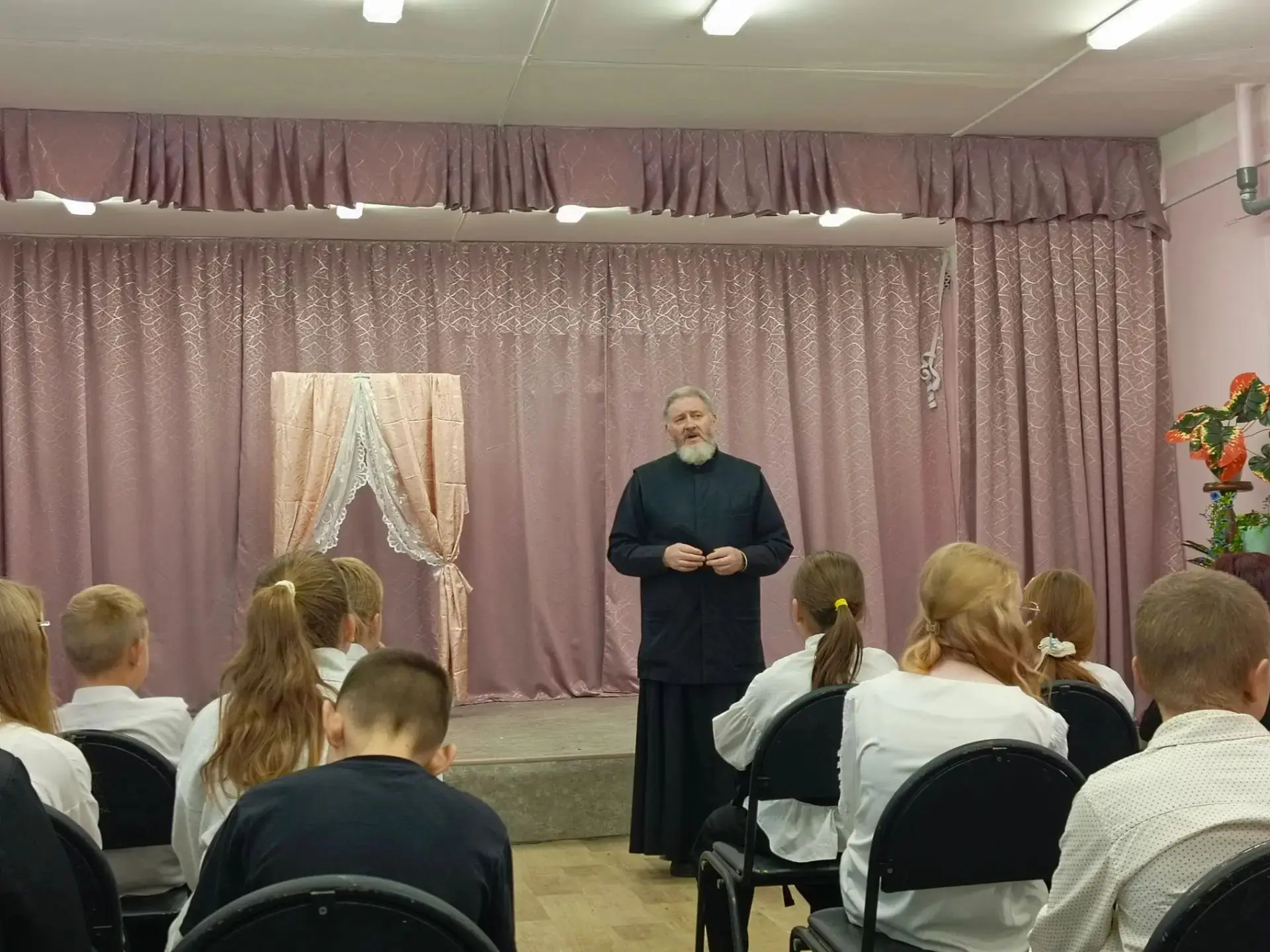 Сегодня, 13 октября, у ребят из 5А класса  состоялся разговор о важном с протоиереем от...