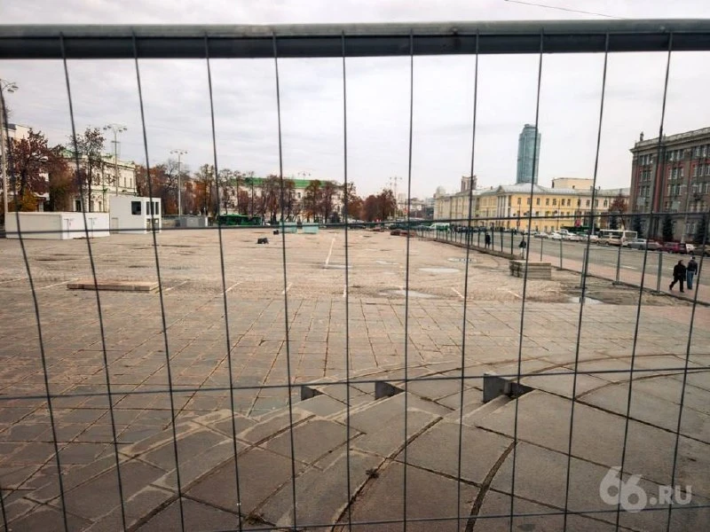 ⛸ На площади 1905 года начали готовить площадку для катка. Территорию уже огородили