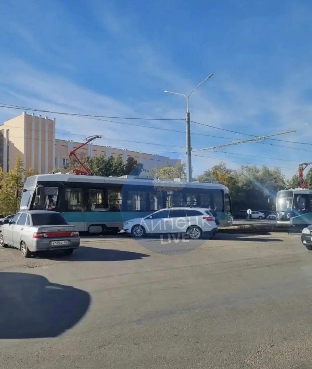 🚋  На Циолковского автомобиль врезался в трамвай — трамваи запустили здесь всего неско...