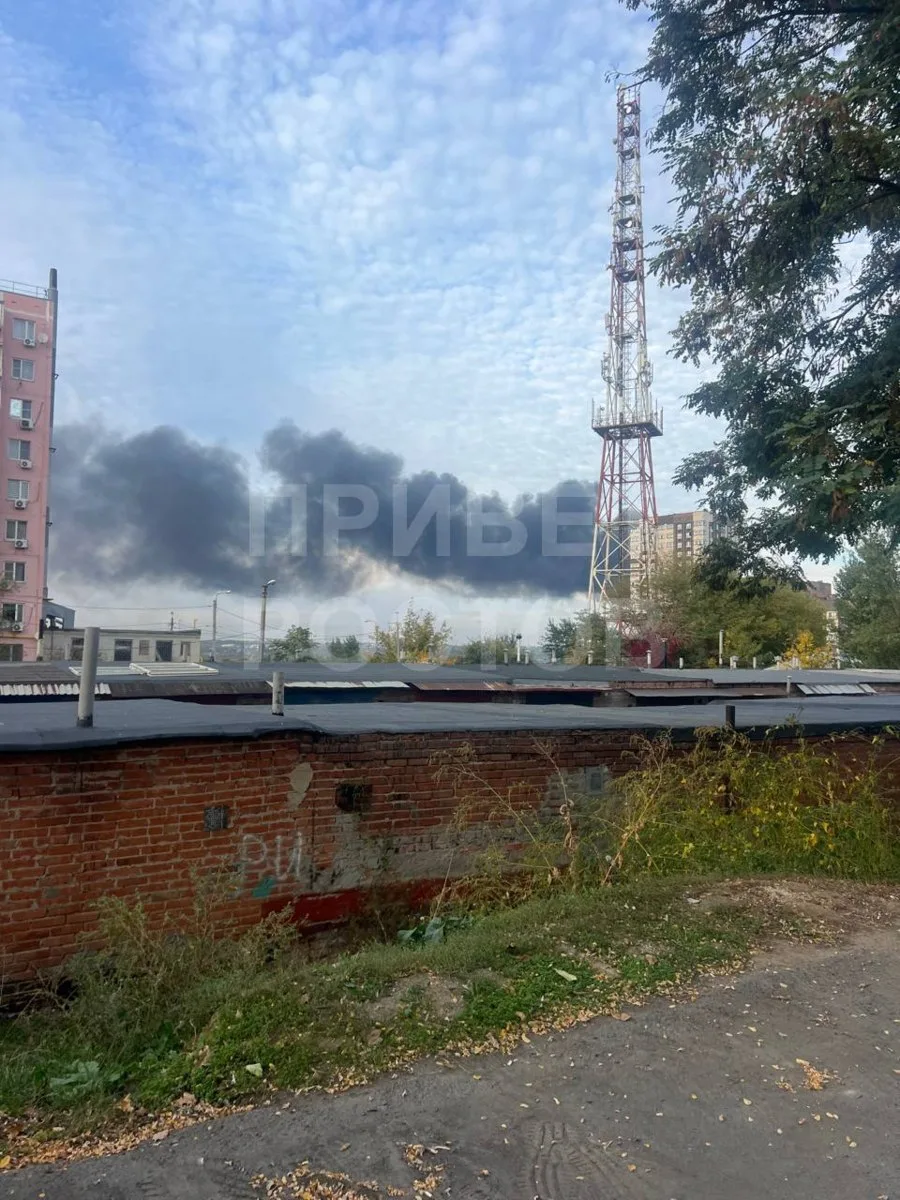 Площадь пожара на заводе в Аксае уже 9000 м2. Огонь продолжает распространяться, уже об...