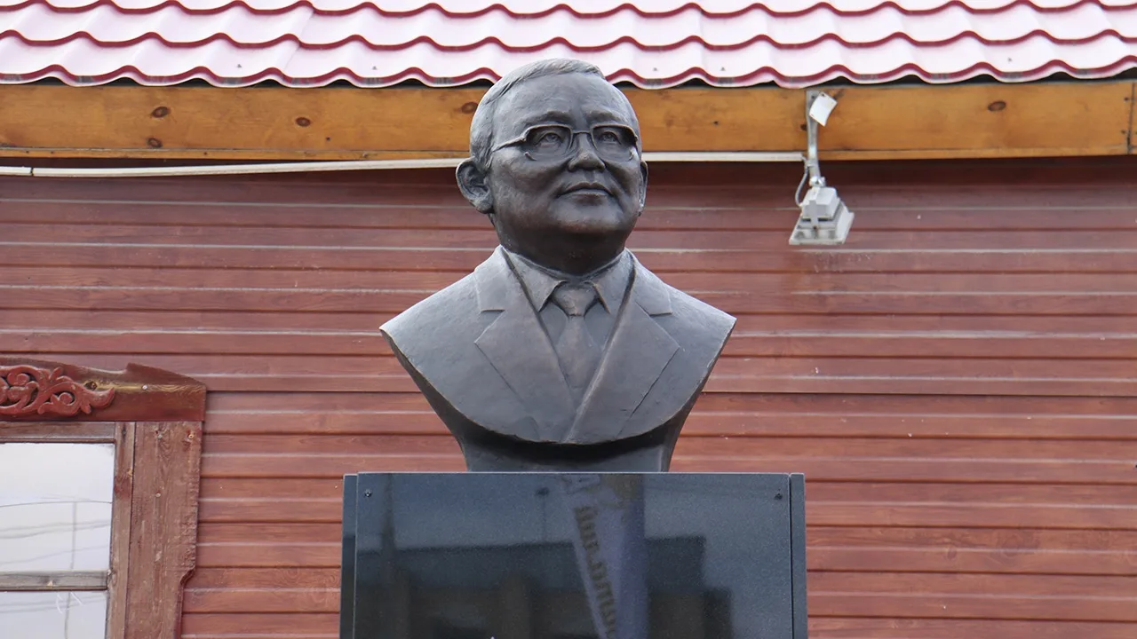 Виталий Андросов аатын үйэтитэр өйдөбүнньүк арылынна