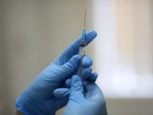 Укол взрослой жизни: врачи открыли секрет, почему детство не заканчивается в процедурно...