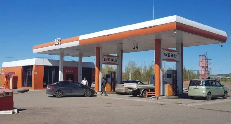 Одинаковые цены на бензин у двух сетей АЗС заинтересовали антимонопольщиков.