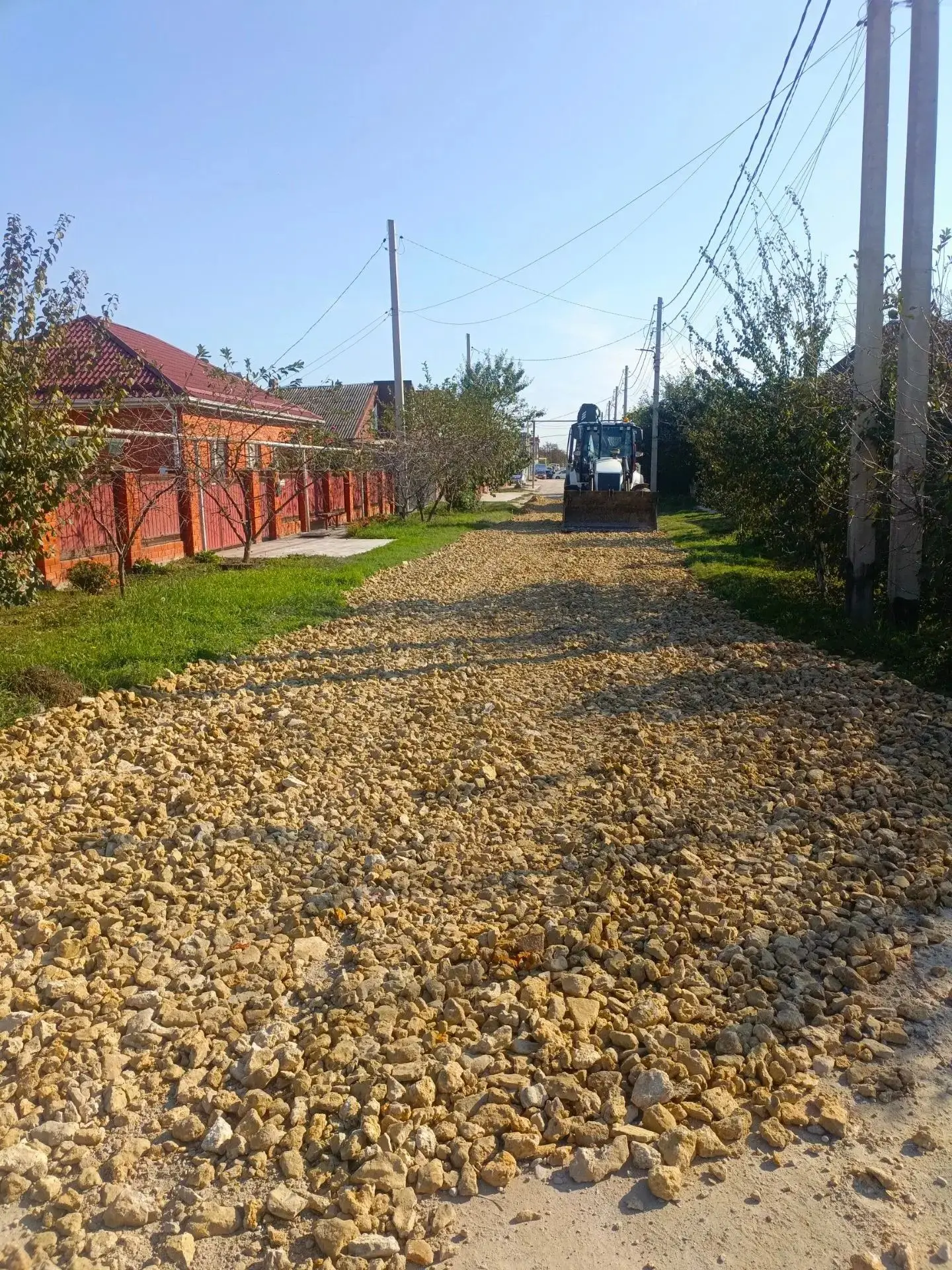 В станице Варениковской продолжается отсыпка дорог и грейдирование.