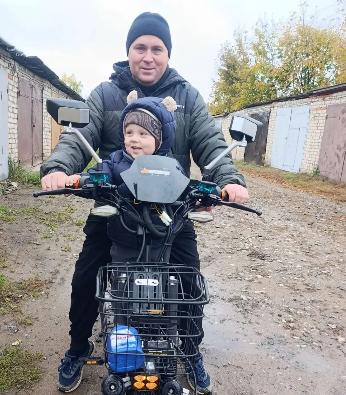 Папа Камаев Николай Владимирович и сын Егор, воспитанник 1 младшей группы "Дельфинчики"
