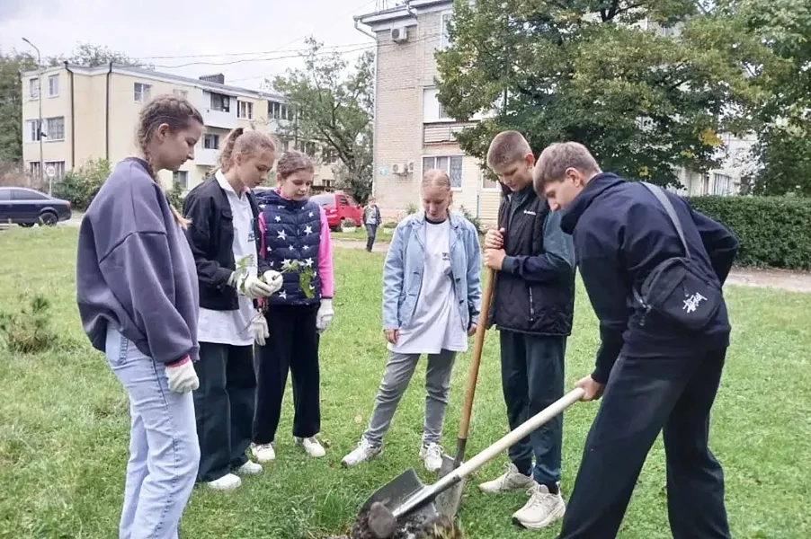 Кисловодск: школьники посадили 30 лип в рамках акции «Сохраним лес»