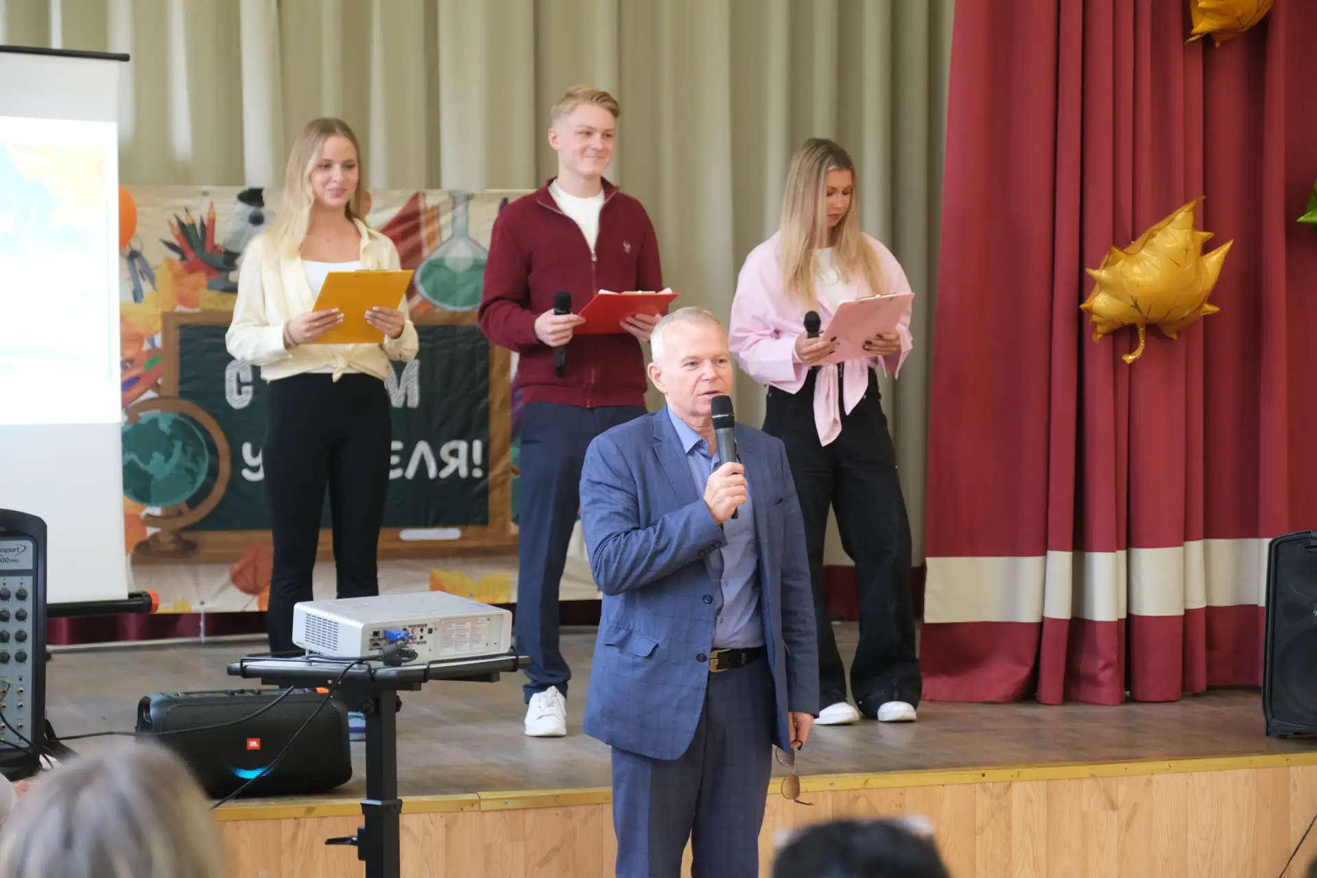 💐 На всех трёх площадках нашей школы вчера прошли праздничные концерты, посвящённые Дн...