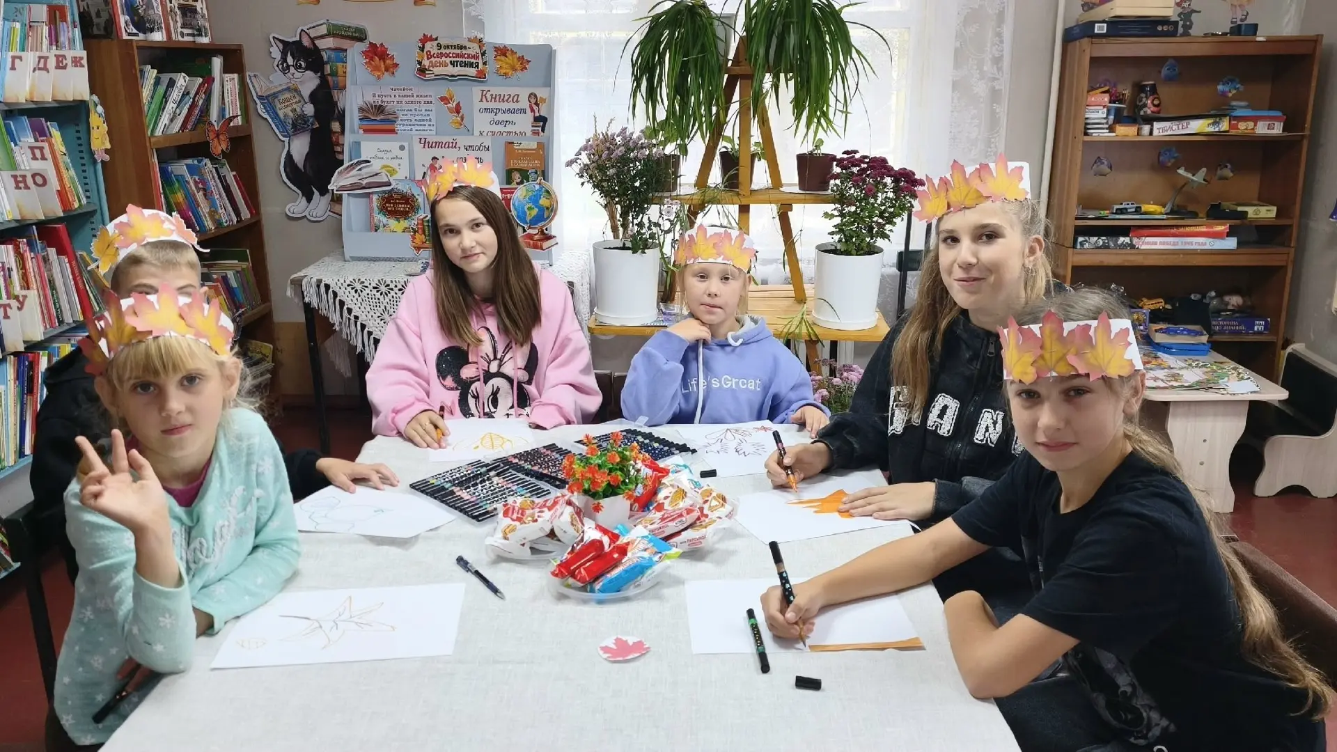 В Минской библиотеке состоялся осенний бал. 🍁💃 Юные гости с большим энтузиазмом погру...