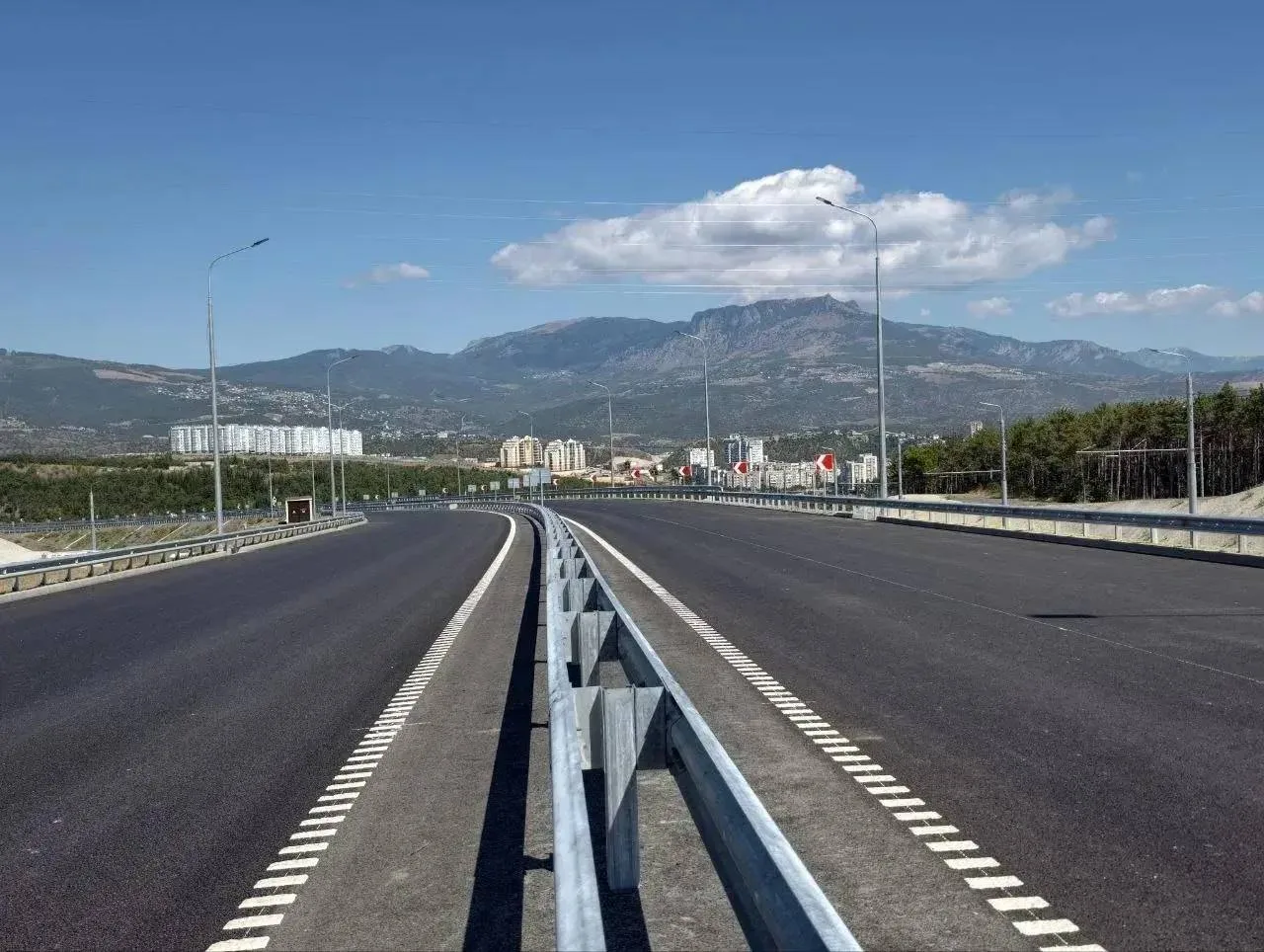 🛣️ Движение по новой трассе в обход Алушты откроют уже в этом месяце. Об этом сообщил ...