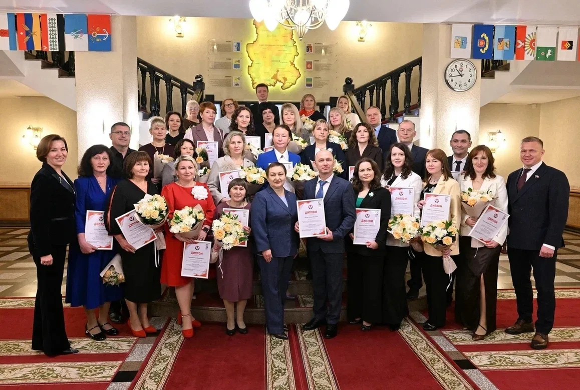🤩Учителю из Воткинского района вручили диплом на получение денежного поощрения за дост...