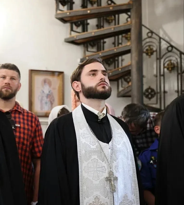 🕊️ Клирик храма Вознесения Господня иерей Александр Найдён посетил дом милосердия в по...