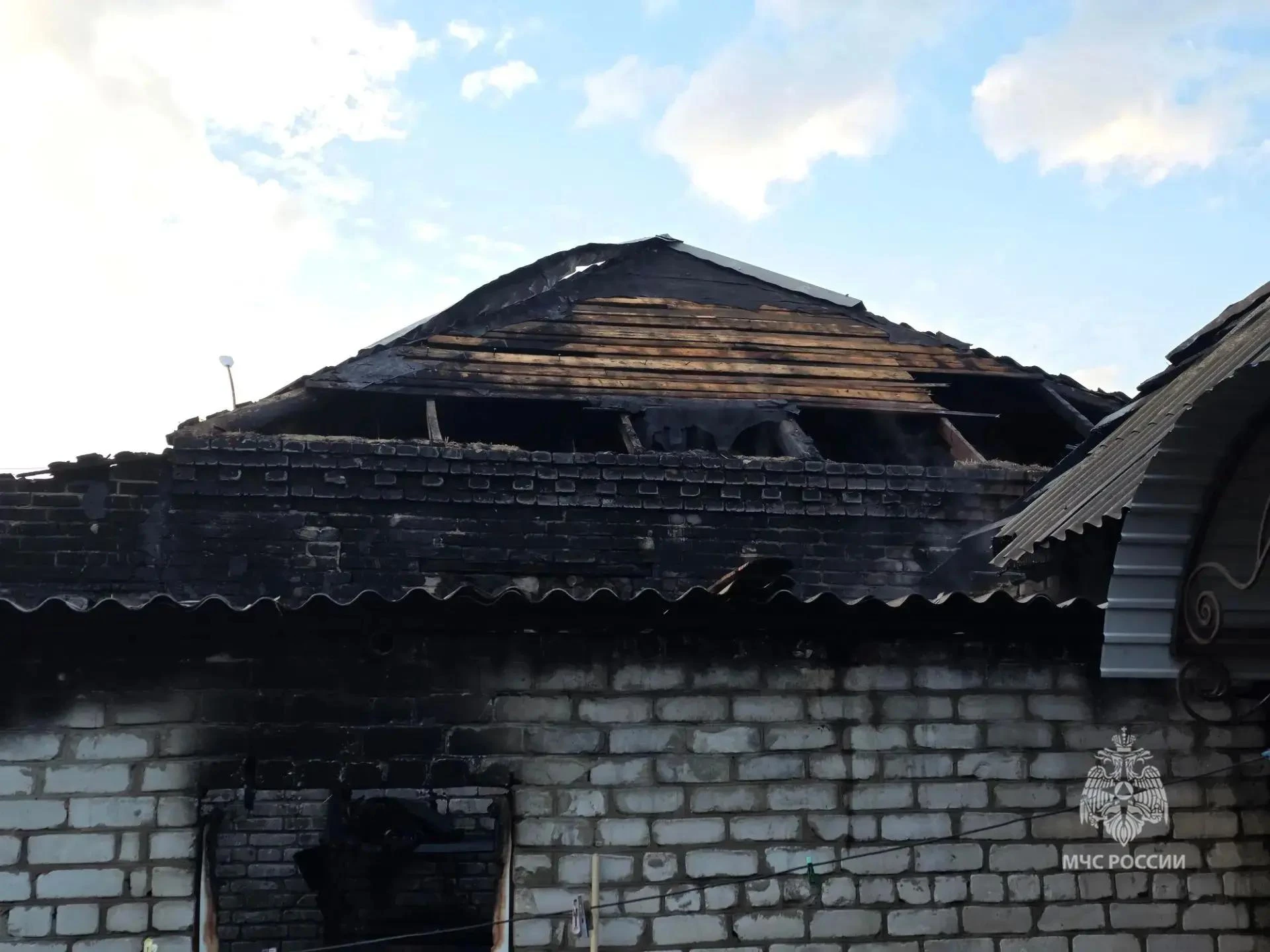 🔥В Луганске загорелись гараж и летняя кухня