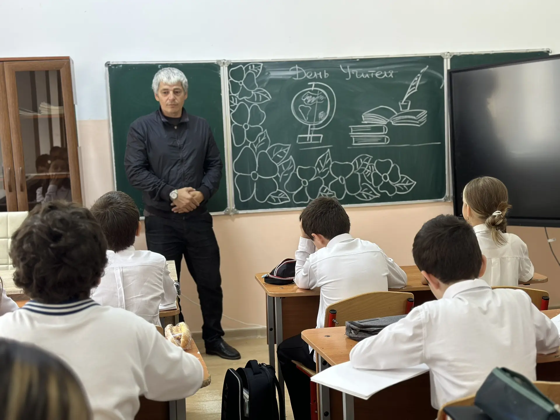 Урок рисования в 5-1 классе на тему: «День учителя».