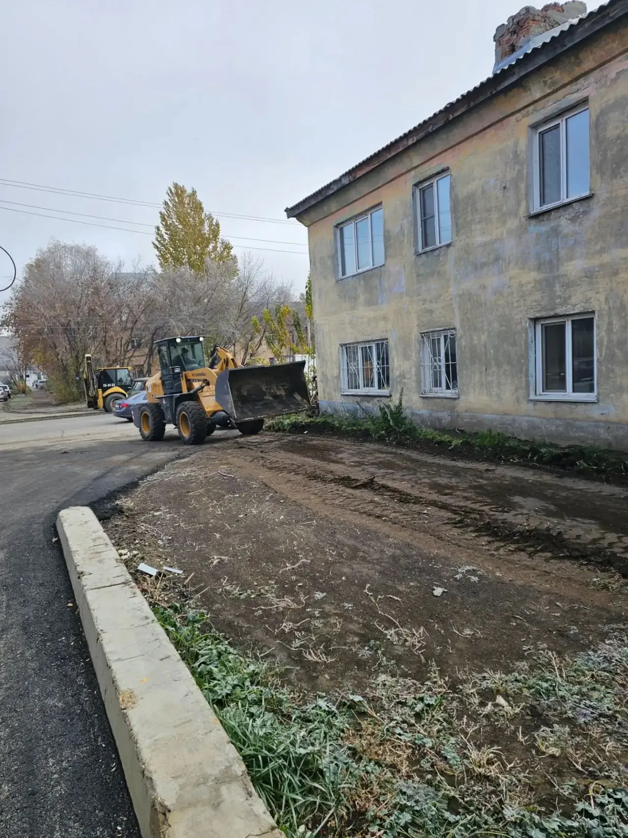 🚜 Сегодня проводим планировку (выравнивание) прилегающей территории грунтом у дома на ...
