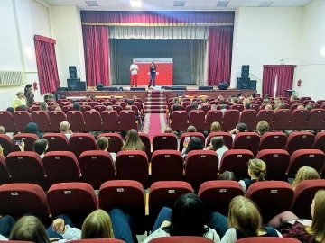 В Азове инструкторы Красного Креста провели мастер-класс по первой помощи для активисто...