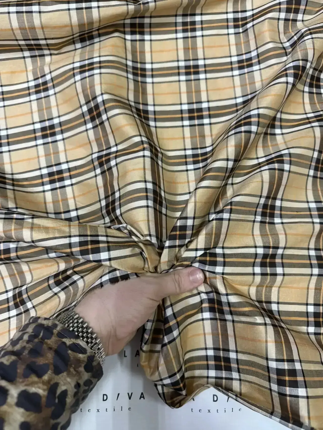 Шелк Burberry в классической расцветке бренда. Ткань мягкая, пластичная, практически не...