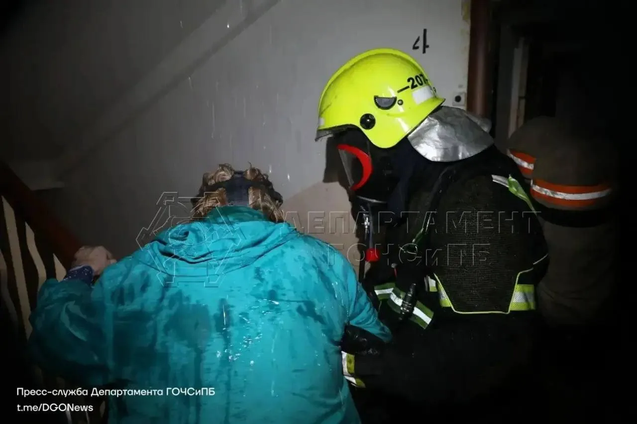 Вчера на Расковой случился пожар в квартире одного из домов: прибывшие спасатели эвакуи...