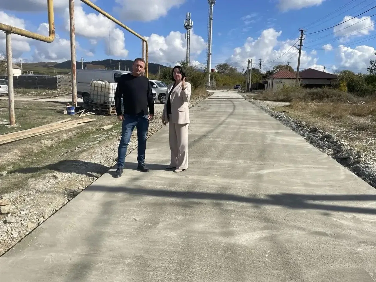 Дорогу на Лунной заливают бетоном: подрядчик ответил на вопросы жителей