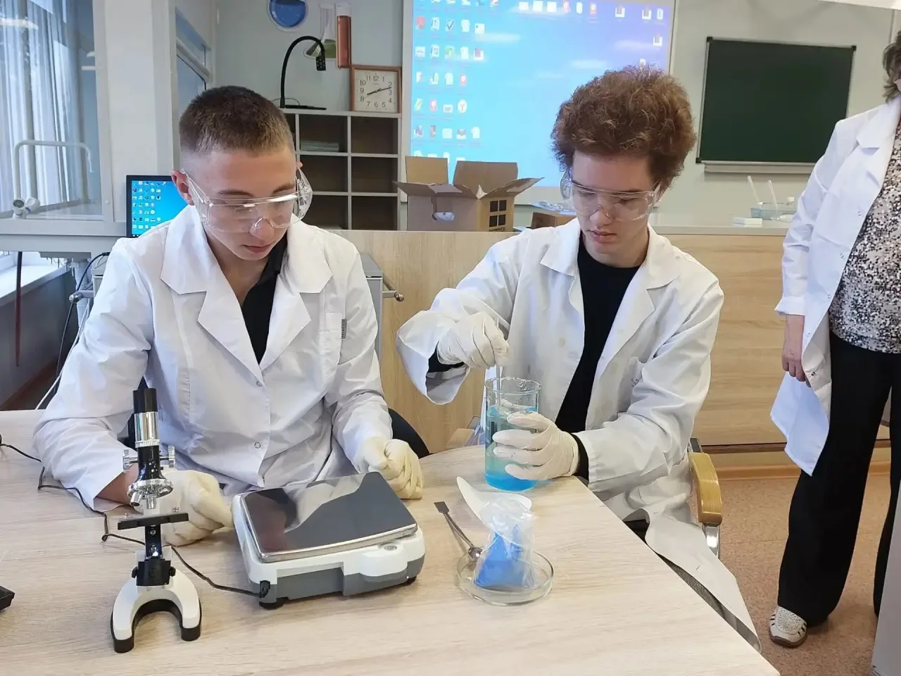 🧪Будущие лаборанты химического анализа 2 разряда продолжают осваивать профессию. 🔬На ...