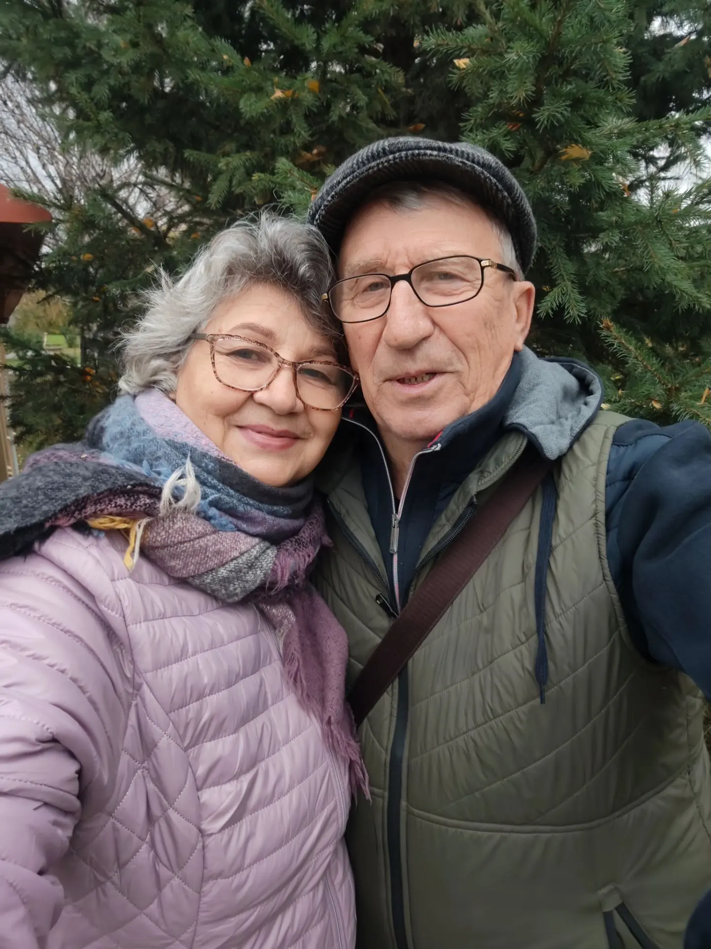 Прогулялись до "Пятёрочки", затем прошлись по скверу и побежали домой обед готовить!