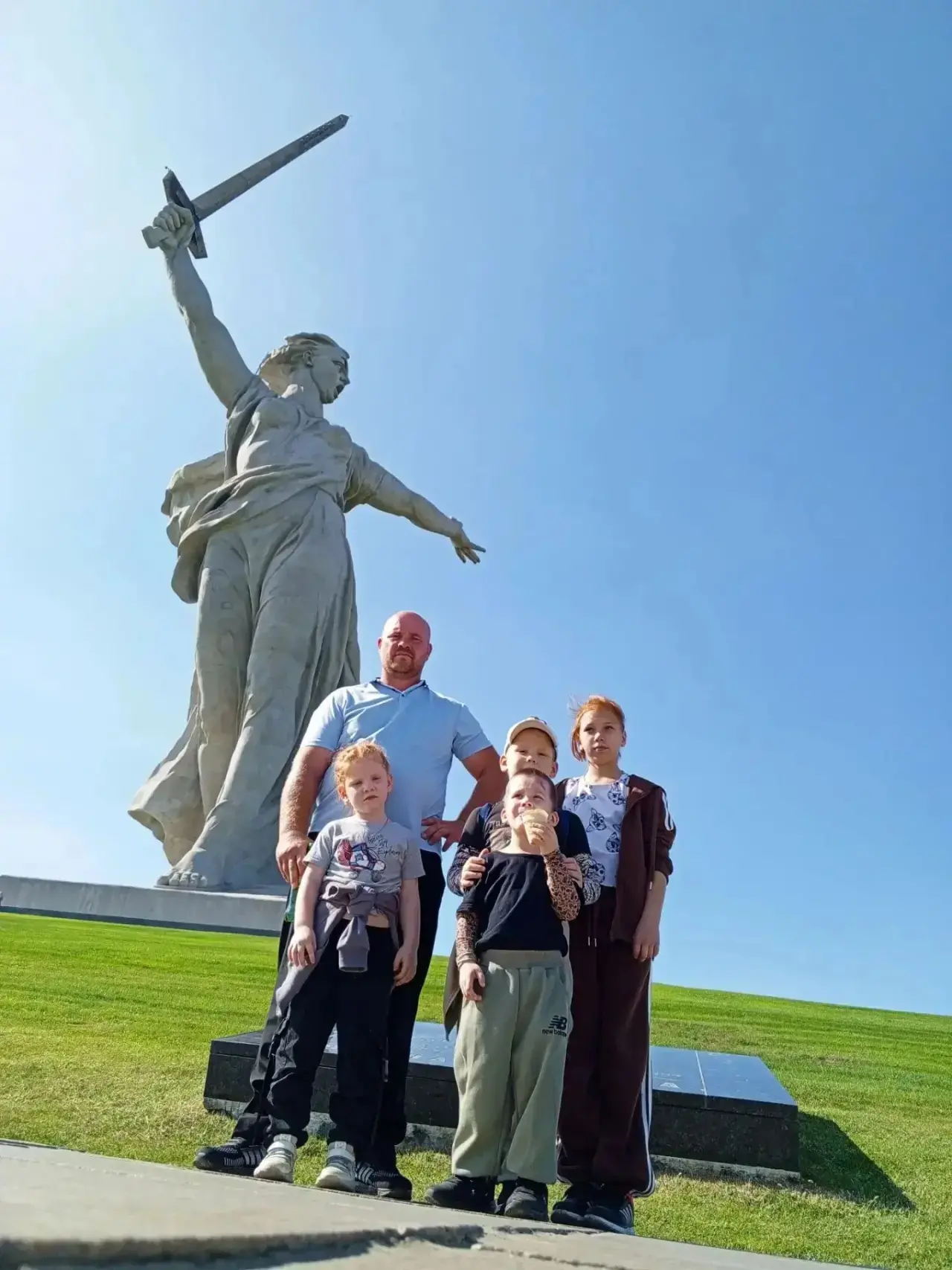 Михайлова Валя с папой Серёжей, братьями и старшей сестрой. Наш папа всё умеет делать. ...