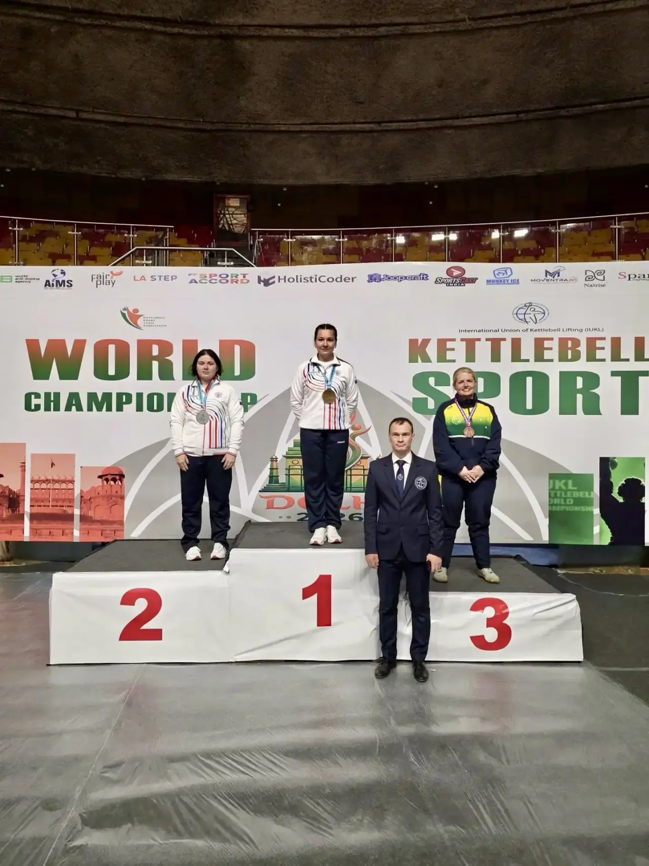 🏆 Василиса Фирулёва покорила чемпионат и первенство мира по гиревому спорту!
