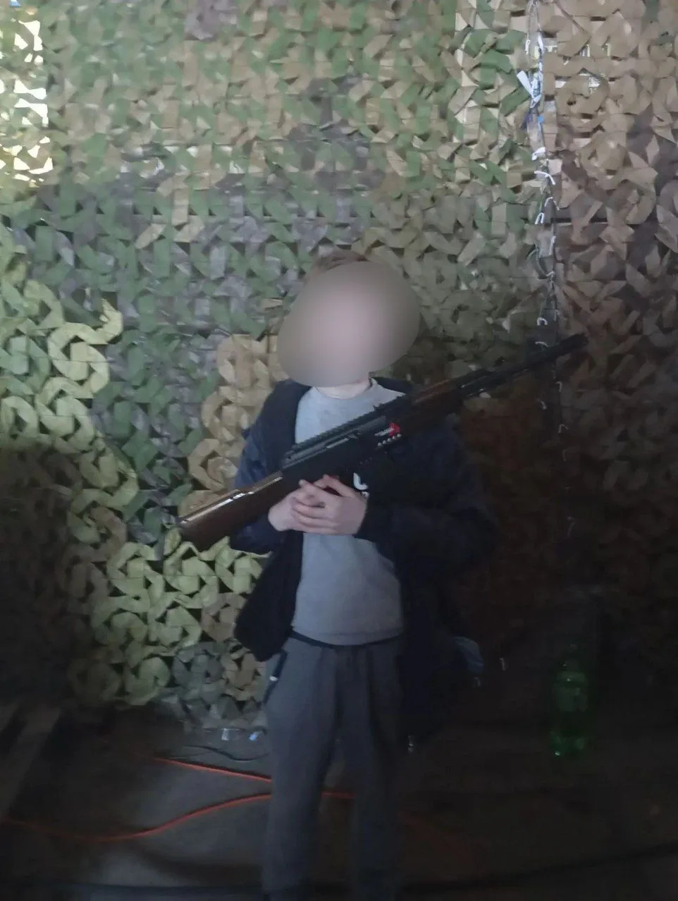Тот самый мальчик с тем самым автоматом.