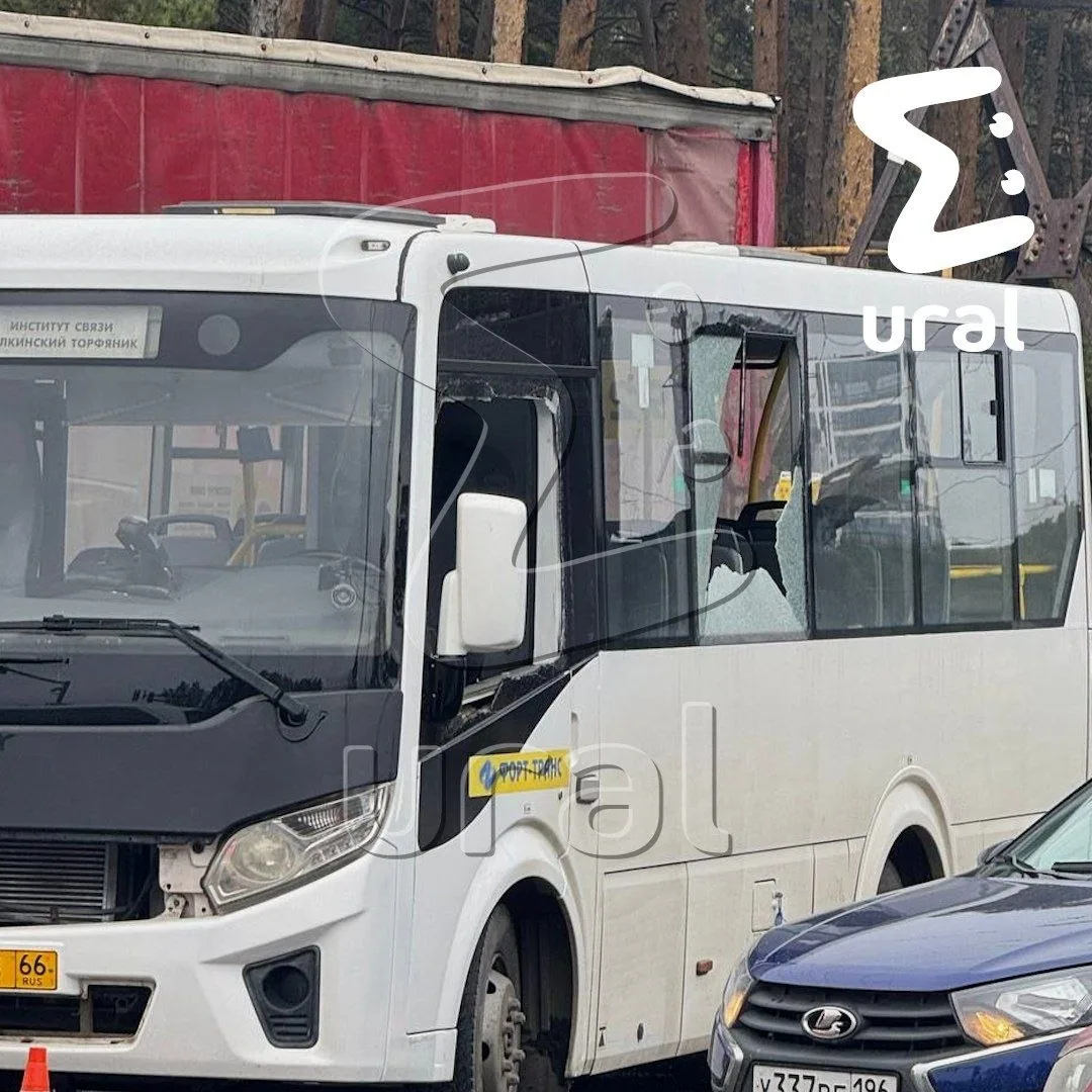 🚌 В Екатеринбурге автобус въехал в фуру — маршруты встали