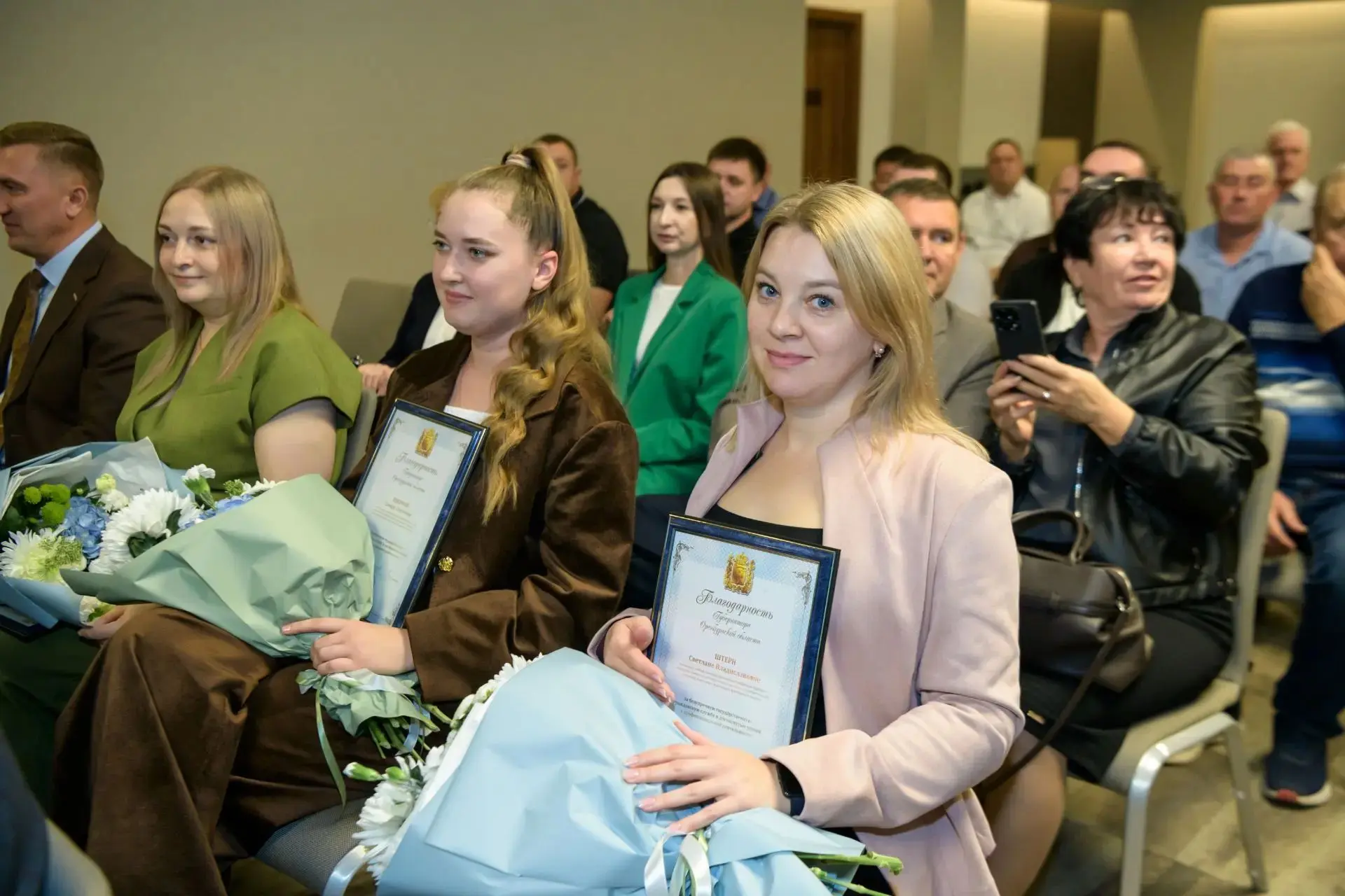 В преддверии профессионального праздника в Оренбурге наградили работников дорожного хоз...