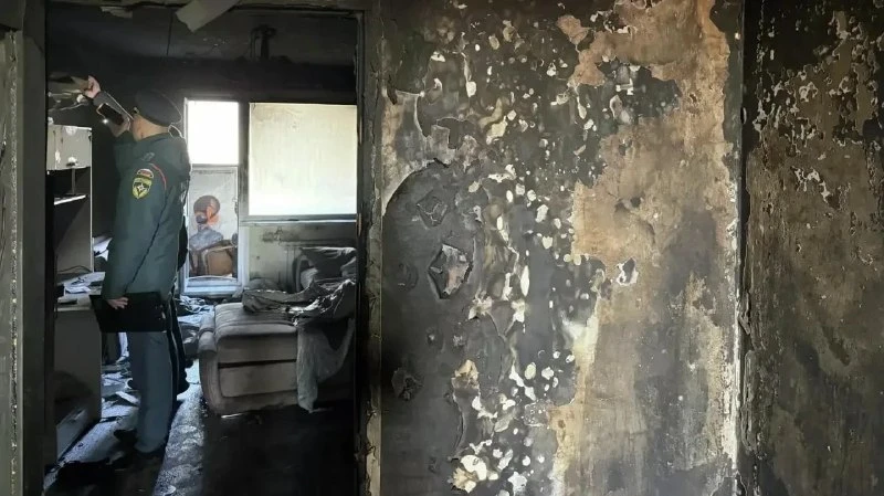 Выживших при пожаре в Комсомольске девочек передадут под опеку сестер.