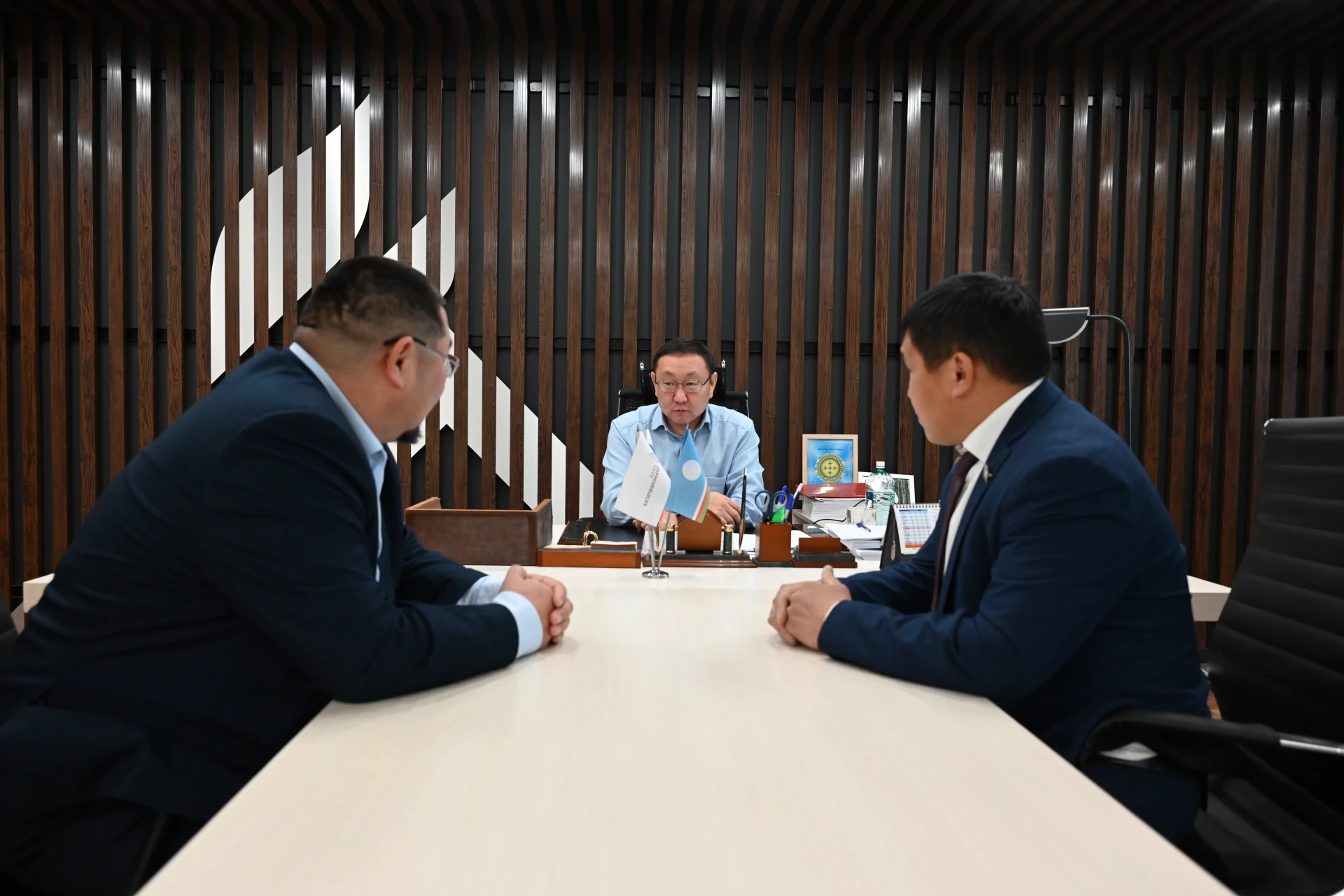 Провёл рабочую встречу с главой Олёкминского района Николаем Николаевичем Харбиным и гл...