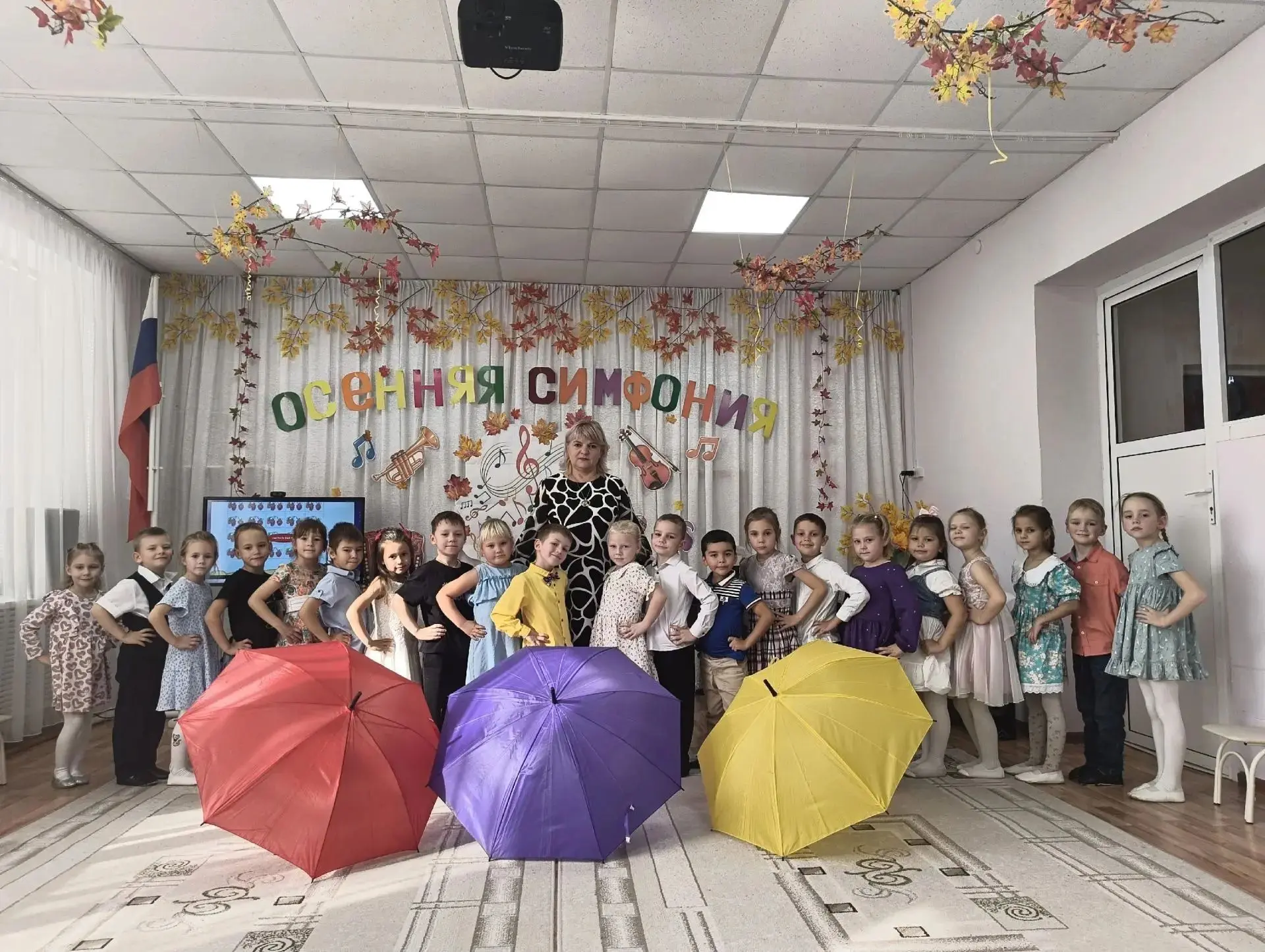 Осень заглянула на праздник к нашим самым старшим  дошколятам, воспитанникам подготовит...