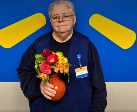 Букетик цветов подарила корпорация Walmart сотруднице ЗА 44 ГОДА РАБОТЫ — в сети тут же...
