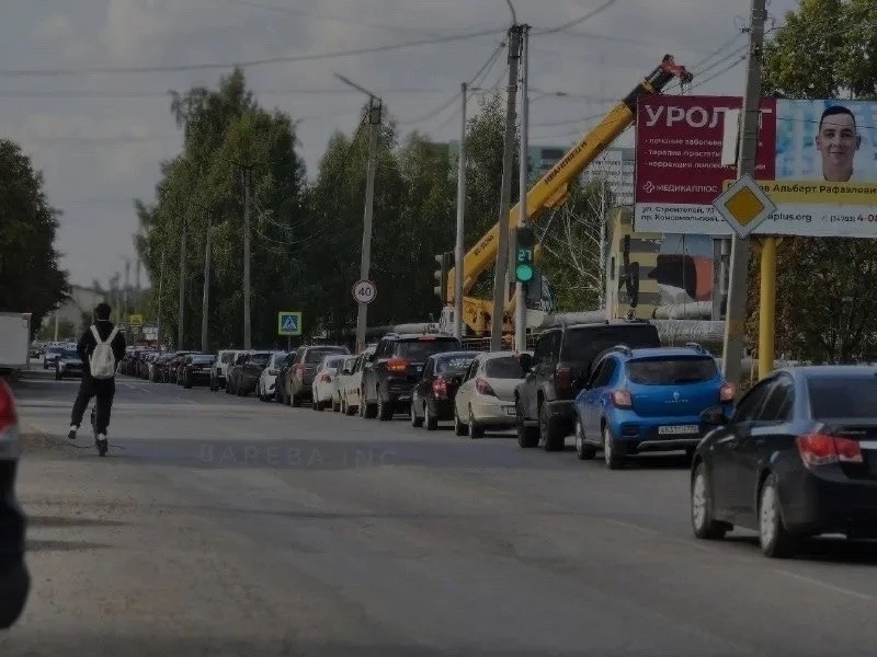 Уважаемые водители, хватит нюхать зад впереди едущей машины. Вы б.... впритирку подкаты...