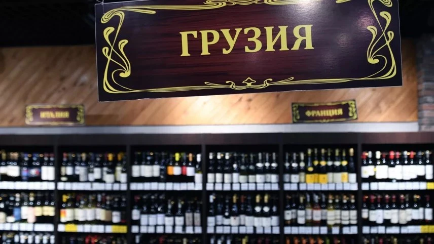 Российские магазины начали изымать из оборота грузинские воду и алкоголь