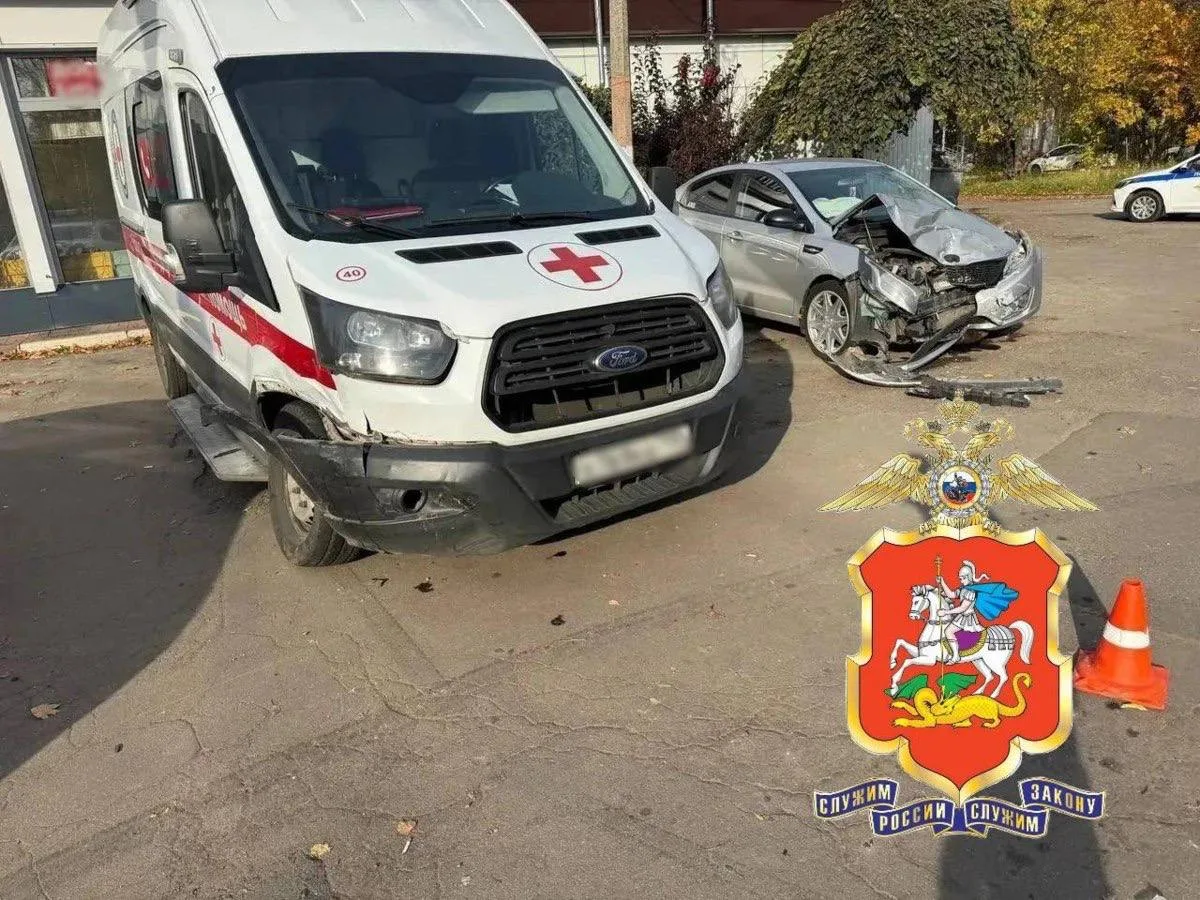 Два фельдшера пострадали в аварии с участием скорой помощи в Королёве.