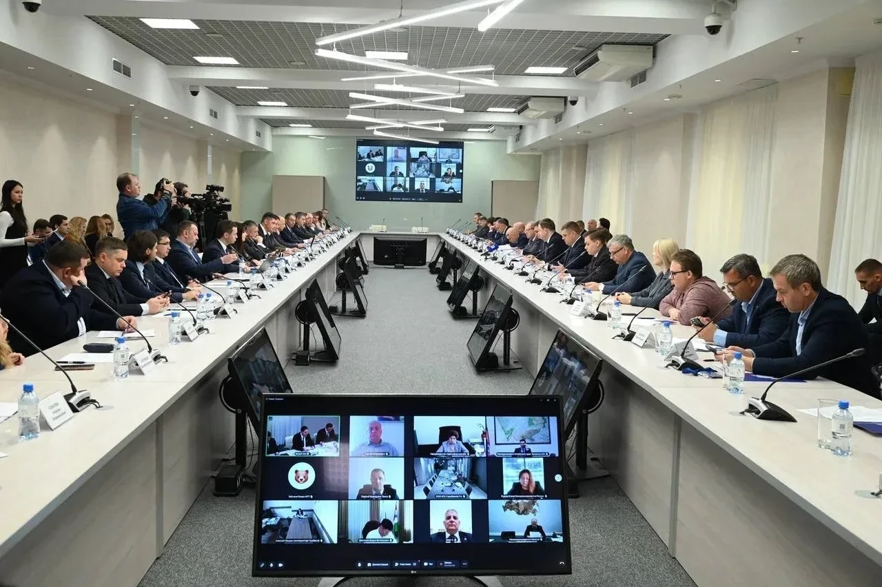 🎯 В Омске обсудили поддержку промышленной инфраструктуры и кластеров