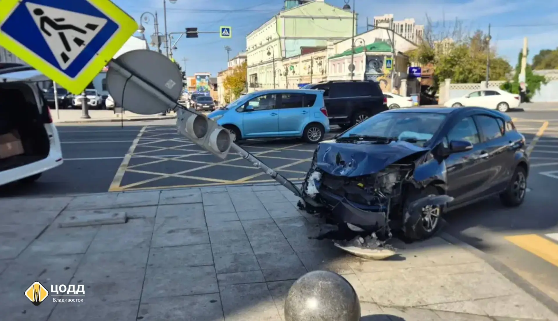 🚗🚦 ДТП повредило светофор на перекрёстке Семёновской и Алеутской во Владивостоке
