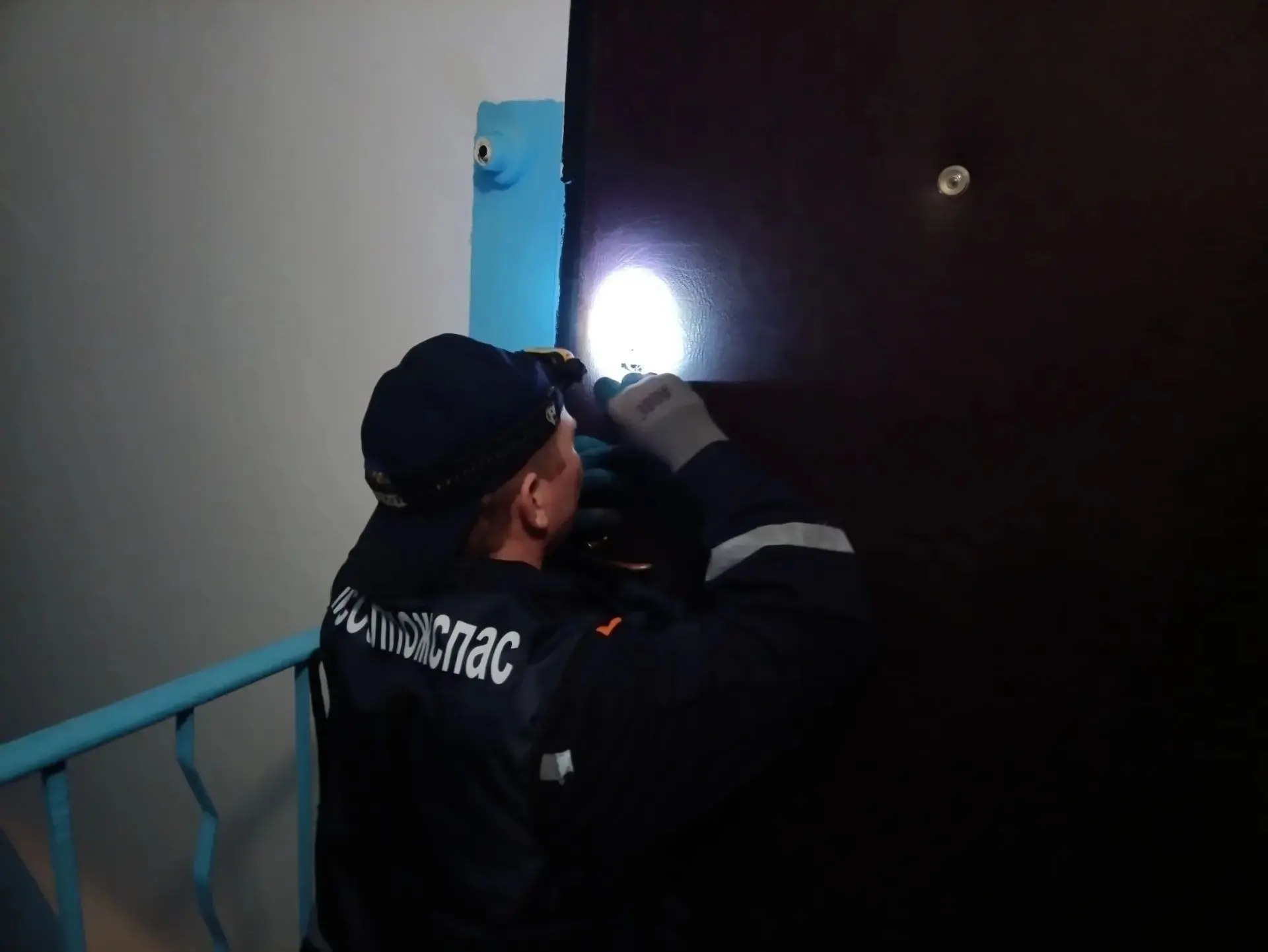 Сотрудники ПСЧ-233 помогли медикам скорой помощи попасть в квартиру пациента, которому ...