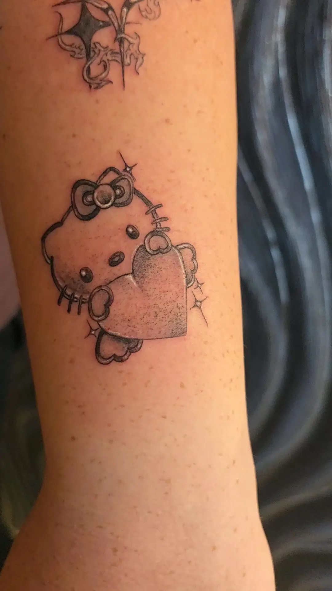 Две новые истории на коже для моей юной и уже постоянной гостьи. 🤍