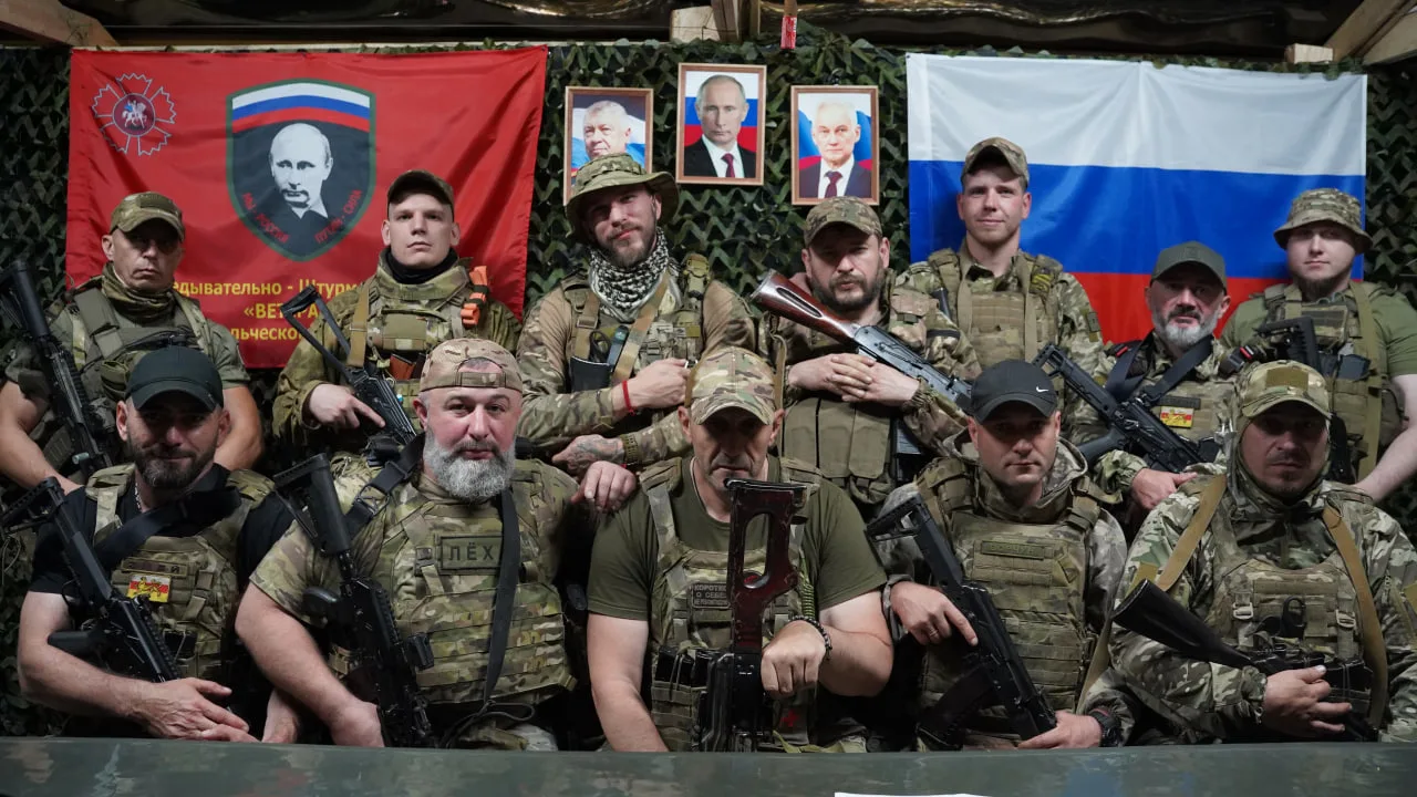 На фотографиях — личный состав 3-й роты бригады «Ветераны» имени Олега Мамиева. Кадры б...