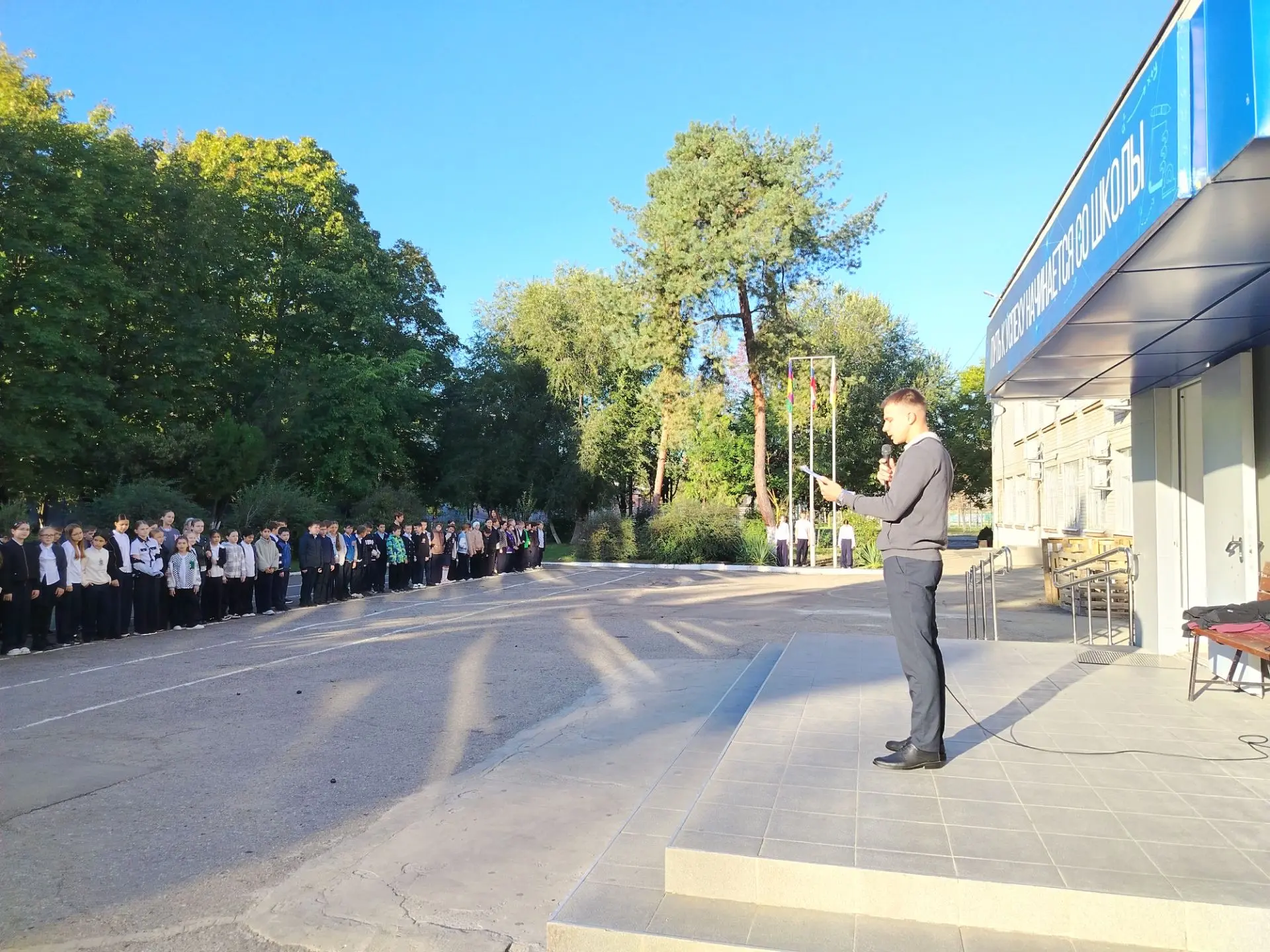 🇷🇺 Сегодня, 12 октября, неделя началась с традиционной утренней линейки. На линейке м...