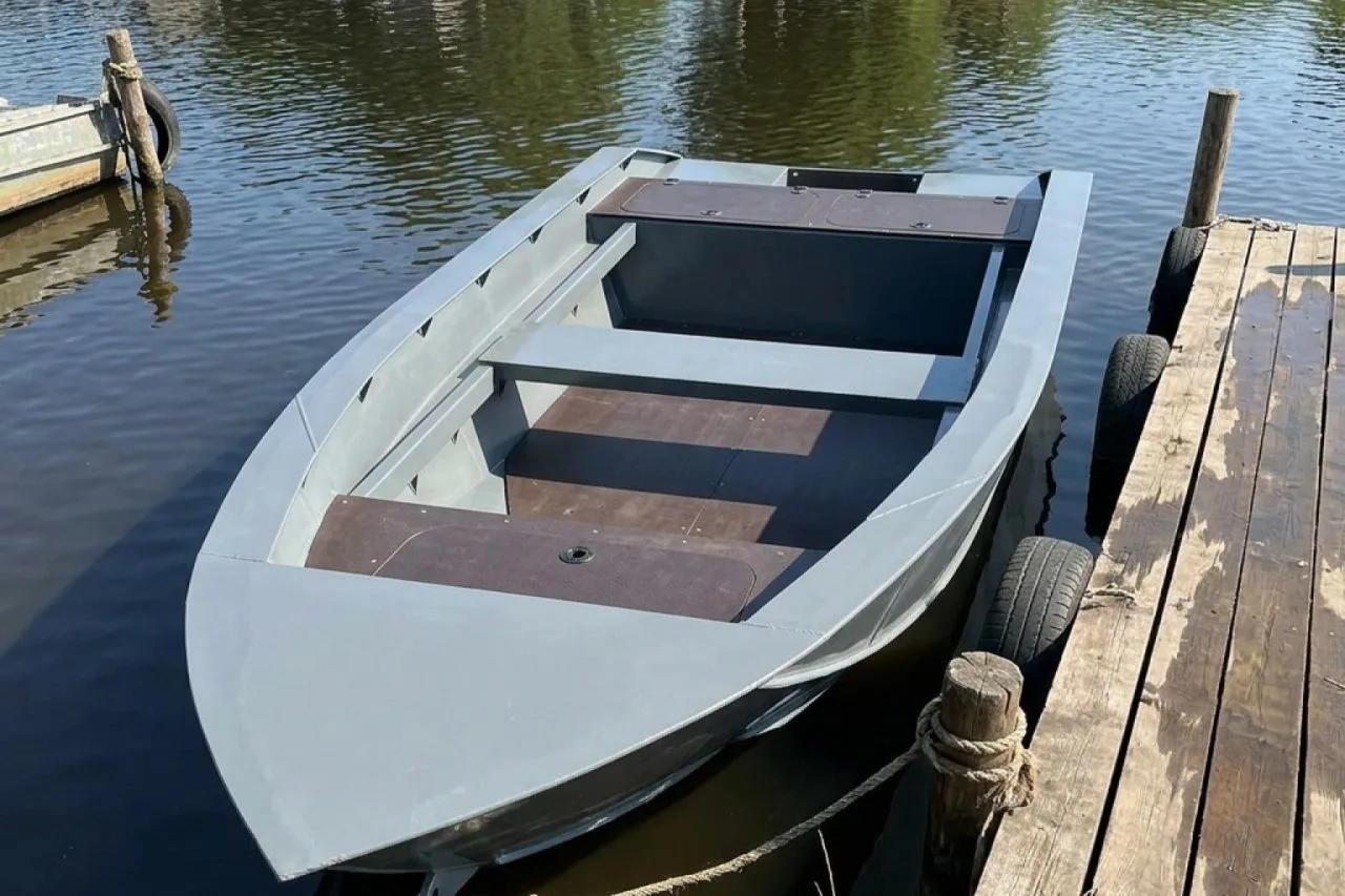 GOONCH 400 — моторная лодка, которой не страшен серьезный рабочий ритм. Корпус полность...