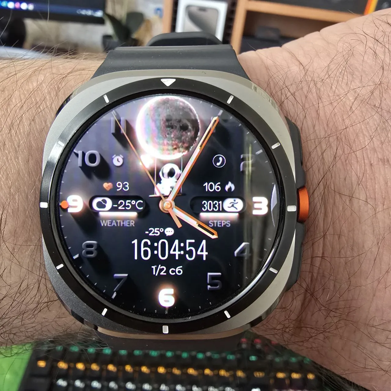 #WatchFact 🫰Лунатик на WearOS