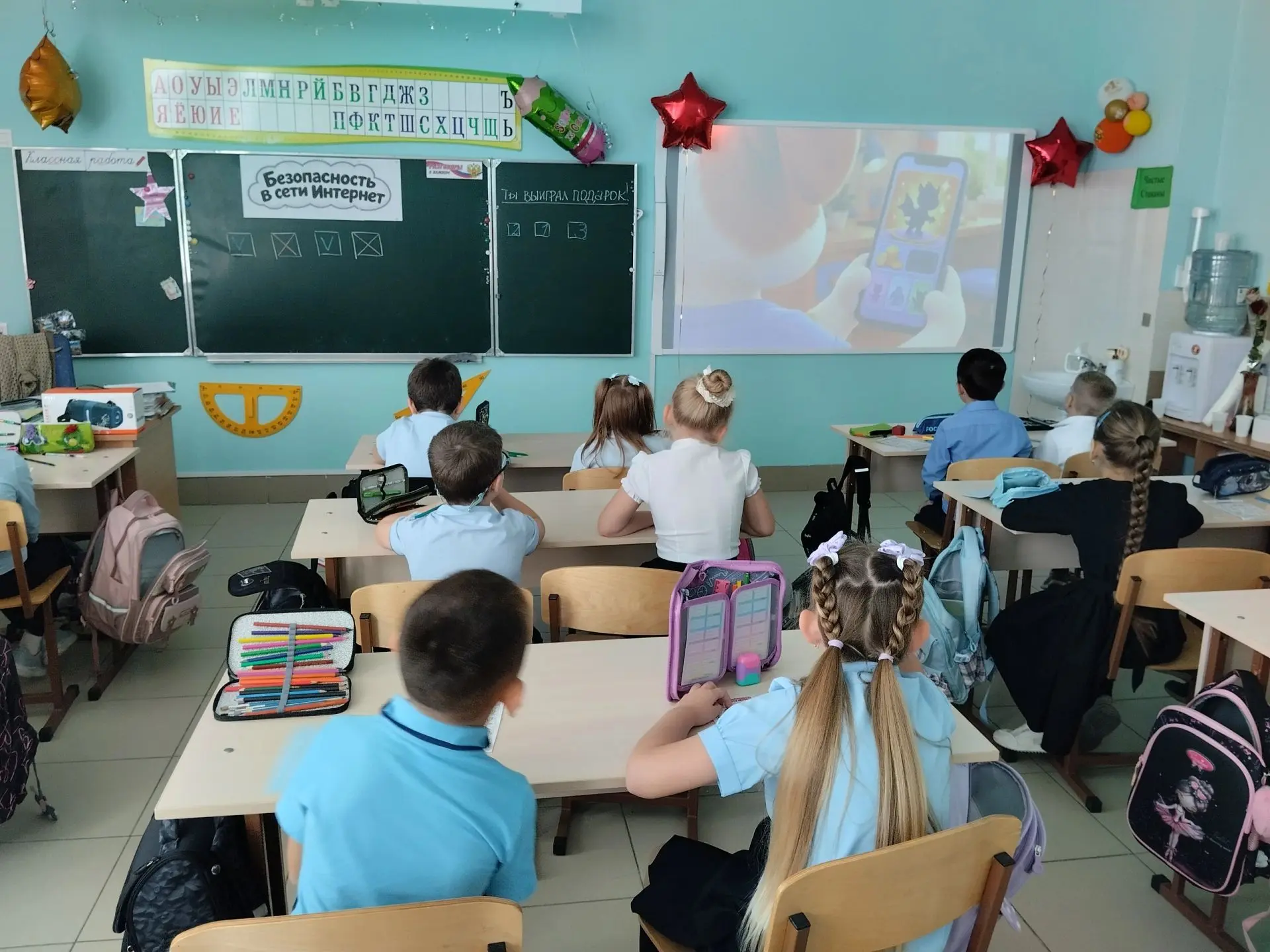 🔐 Занятие о безопасности в интернете прошло в 1 «А» классе средней школы 6 города Крас...
