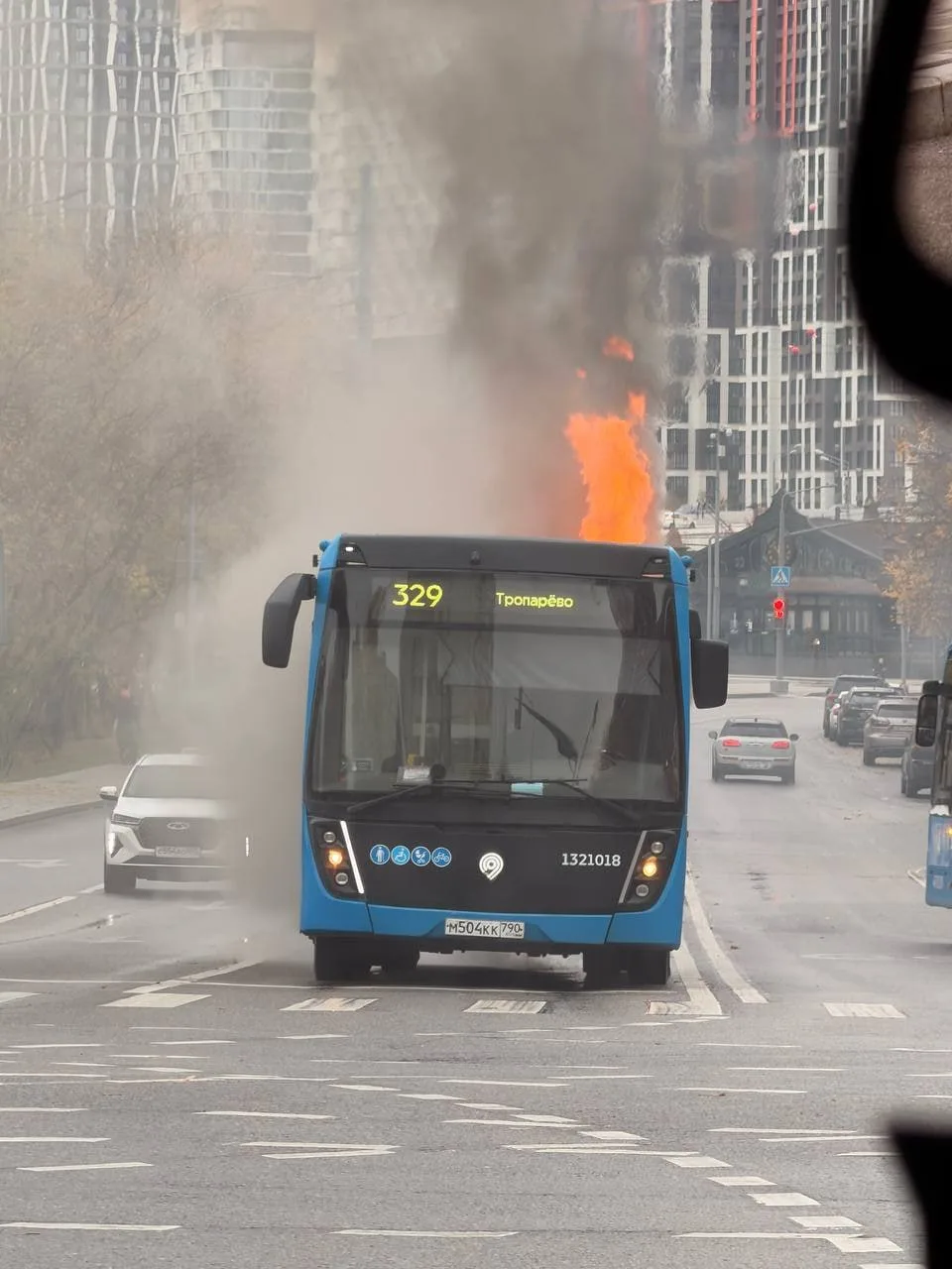 На Веерной улице загорелся автобус № 329. Предварительно, транспорт принадлежит коммерч...