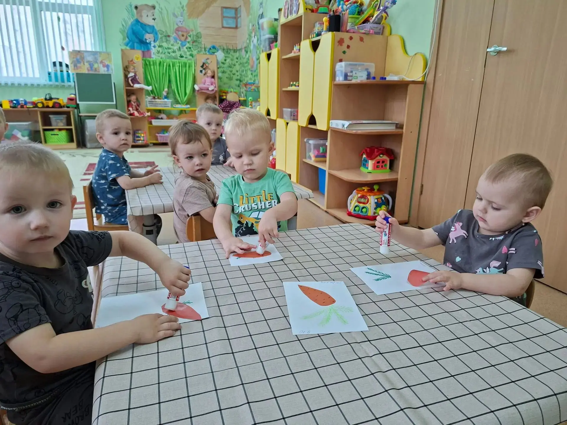 Зайка по полю скакал,