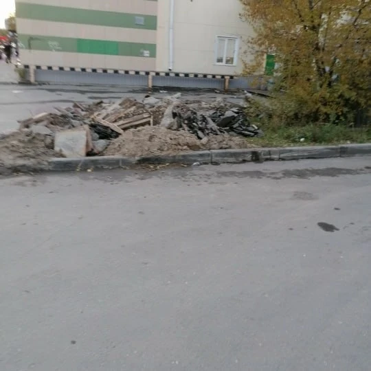 На МЖК *Восточный* между Высоцкого 41/1 и 41а организована свалка строительного мусора....